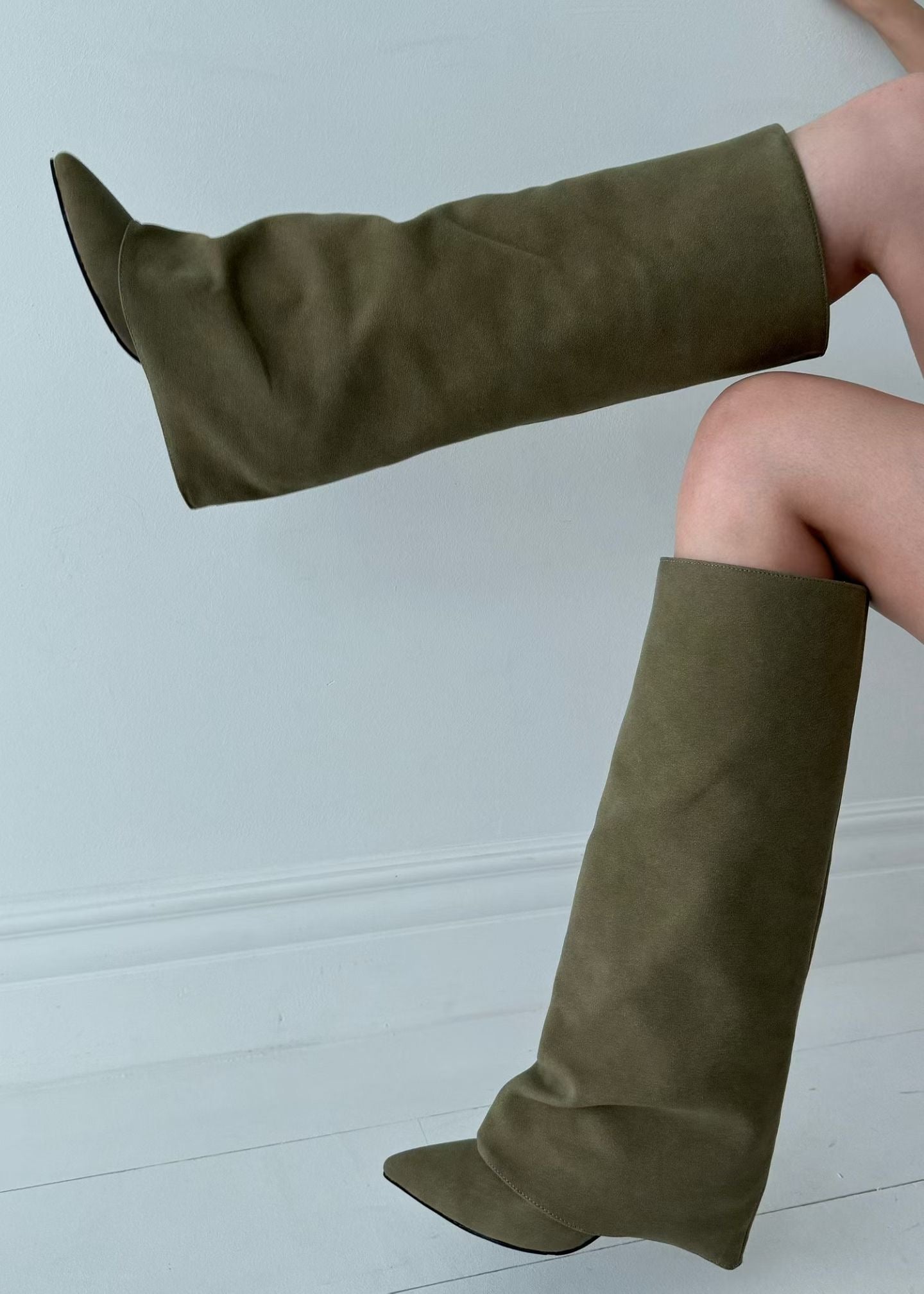 Suede Fold-Over Pointed Toe Boots | 法式麂皮反折尖頭高跟長靴 (Olive Green / Noir Black)