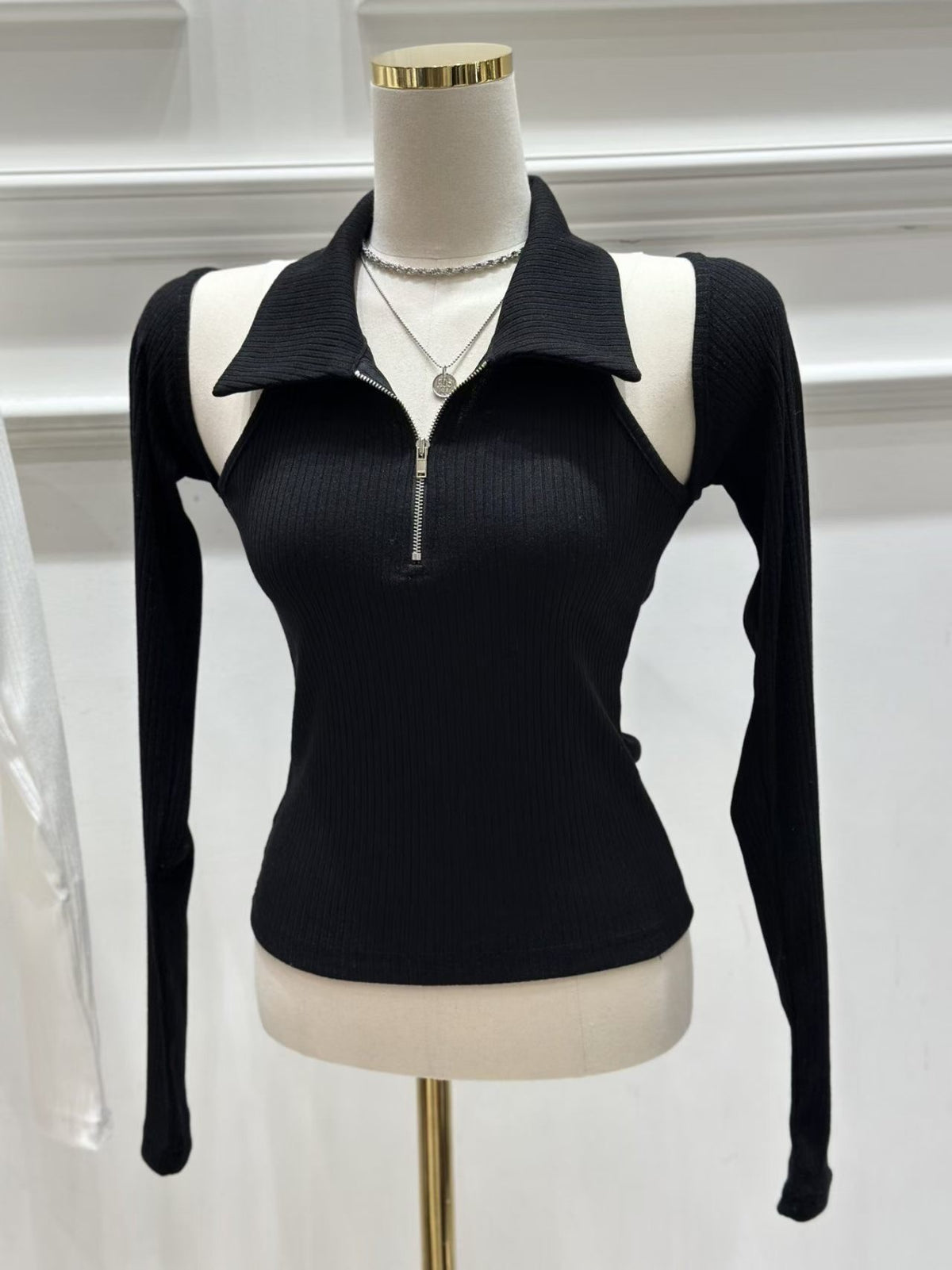 Korean Off-the-Shoulder Zip Collar Ribbed Top / 韓製露肩翻領拉鍊坑條長袖上衣 (Noir Black)